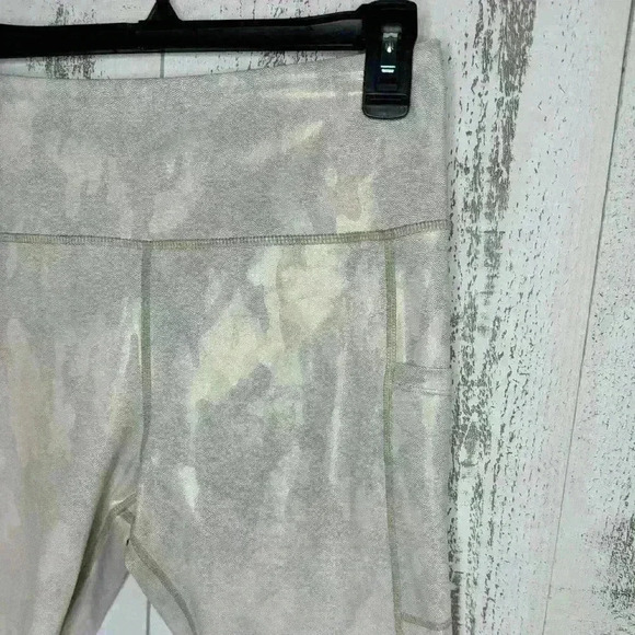 NWOT- ZYIA Silver Camo Metallic Pocket Light n Tight Hi-Rise Capri 20" Leggings - Picture 7 of 11